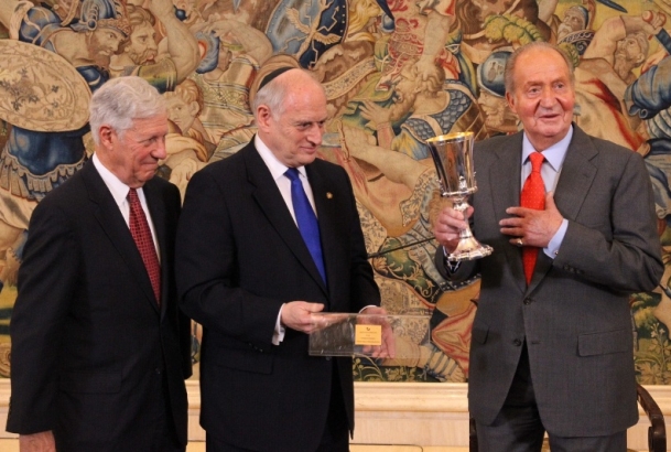 Su Majestad el Rey recibe un obsequio de manos del vicepresidente ejecutivo, Malcolm Hoenlein, en presencia del presidente de la Conferencia, Robert S